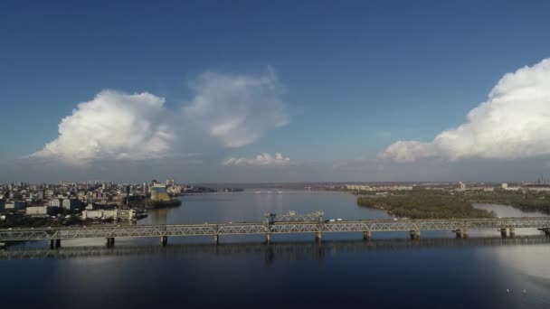 Bilar Rida Bron Antenn Utsikt Över Bron Från Höjd — Stockvideo