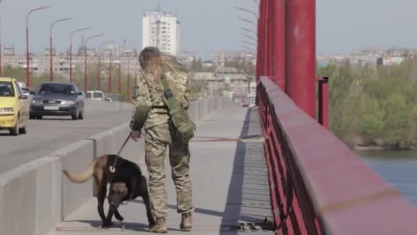 Poliziotti Spasso Con Loro Cane Poliziotto Sul Ponte — Video Stock