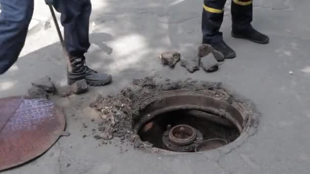 Feuerhydrant Bereit Schlauch Während Der Brandbekämpfung Freien Verbinden Alter Roter — Stockvideo