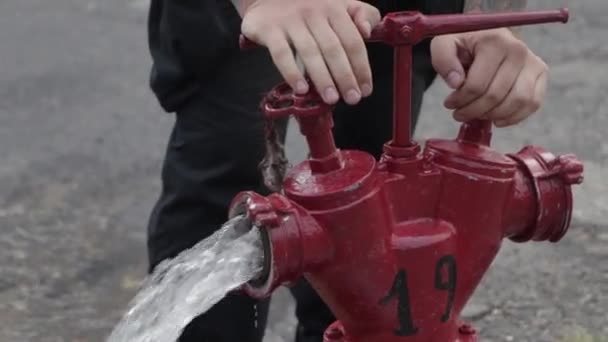 Feuerhydrant Bereit Schlauch Während Der Brandbekämpfung Freien Verbinden Alter Roter — Stockvideo