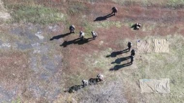 Denizci eğitim subayı, 2. Atış poligonunda üç öğrencinin şınav çekmesini izliyor.