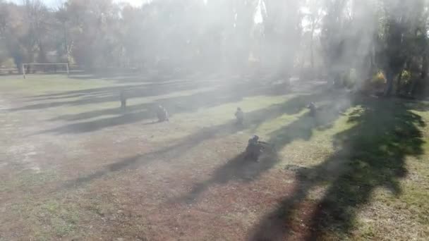 Oficial Entrenamiento Marina Viendo Tres Aprendices Hacer Flexiones Campo Tiro — Vídeo de stock