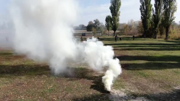 Морський Навчальний Офіцер Який Спостерігає Трьома Учнями Робить Пуски Полігоні — стокове відео