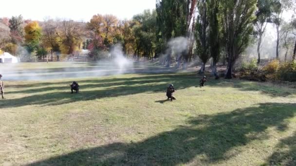 Морський Навчальний Офіцер Який Спостерігає Трьома Учнями Робить Пуски Полігоні — стокове відео