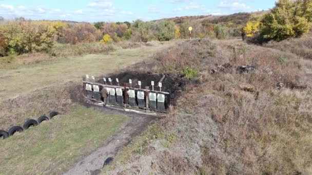 Marine Szkolenia Oficer Patrząc Trzech Stażystów Zrobić Pompki Strzelnicy — Wideo stockowe