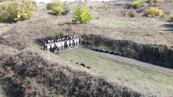 Marine Szkolenia Oficer Patrząc Trzech Stażystów Zrobić Pompki Strzelnicy — Wideo stockowe