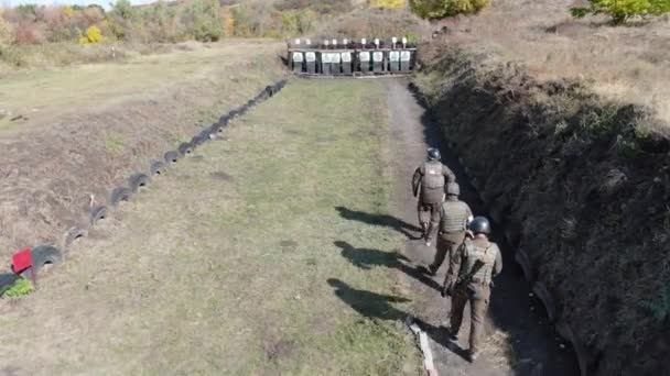 Marin Utbildare Tittar Tre Praktikanter Gör Armhävningar Skjutbana — Stockvideo