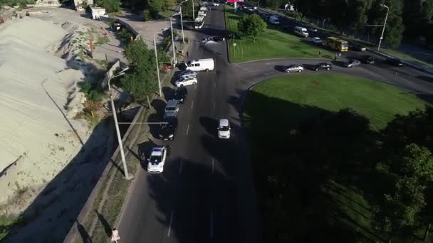 从空中俯瞰这次交通事故 道路安全 市中心流动的汽车 在路上开车不安全 — 图库视频影像