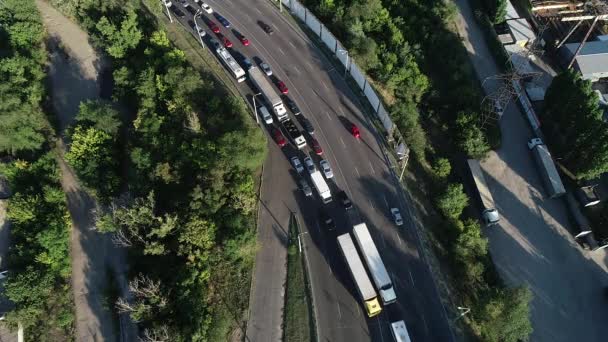 Trafik Kazasının Hava Görüntüsü Yol Güvenliği Şehir Merkezindeki Akıcı Arabalar — Stok video