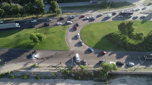 Vista Aérea Acidente Viação Segurança Rodoviária Carros Fluindo Centro Cidade — Vídeo de Stock