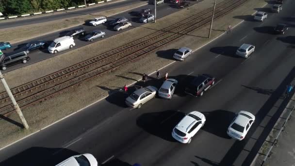 Trafik Kazasının Hava Görüntüsü Yol Güvenliği Şehir Merkezindeki Akıcı Arabalar — Stok video