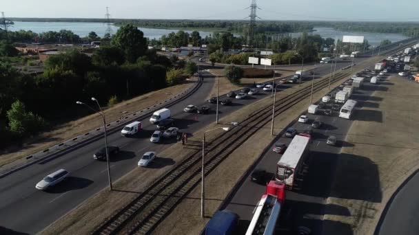 Trafik Kazasının Hava Görüntüsü Yol Güvenliği Şehir Merkezindeki Akıcı Arabalar — Stok video