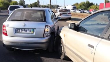 Ukrayna Dnipro Dnepr Polisi, çarpıcı araba kazası sahnesini, hava manzaralı panoramik gökyüzü insansız hava aracı HD 'yi araştırıyor.