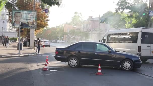 Trafik Kazasının Hava Görüntüsü Yol Güvenliği Şehir Merkezindeki Akıcı Arabalar — Stok video