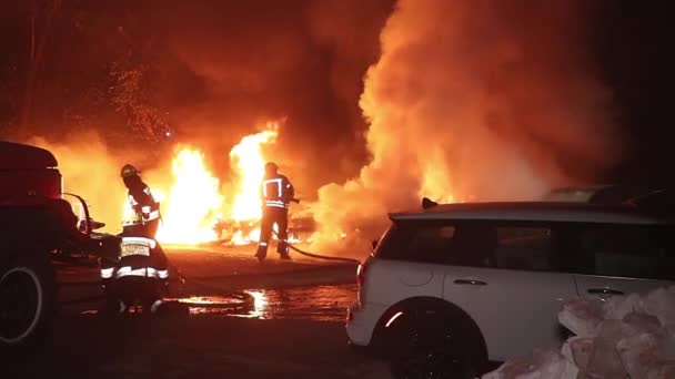 街の路上で車の火事消火器で火を消そうとしたが完全に燃え尽きた — ストック動画