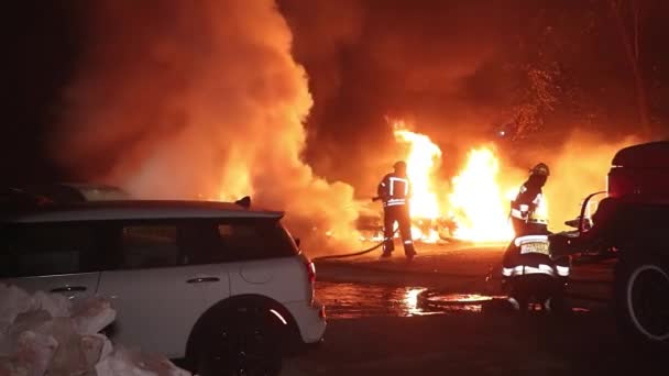 Fuego Coche Hombre Calle Ciudad Tratando Apagar Fuego Con Extintor — Vídeo de stock