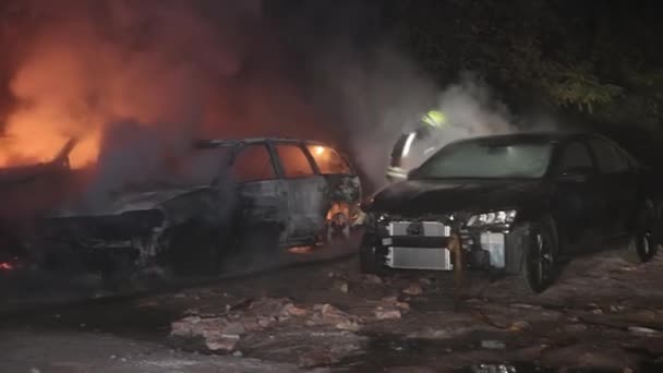 街の路上で車の火事消火器で火を消そうとしたが完全に燃え尽きた — ストック動画