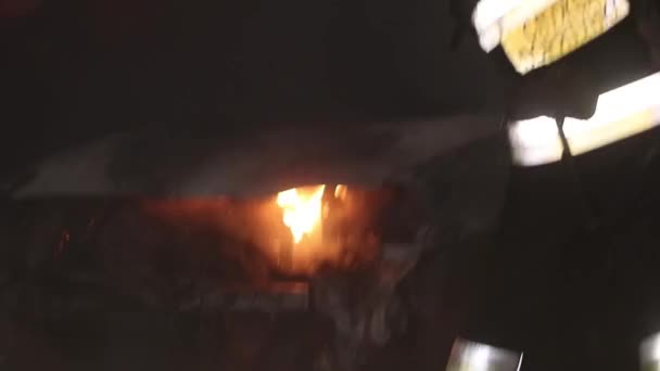 Tűz Egy Autó Város Utcáján Ember Próbál Eloltani Egy Tüzet — Stock videók
