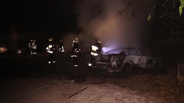 Φωτιά Ενός Αυτοκινήτου Στο Δρόμο Της Πόλης Άνθρωπος Προσπαθεί Σβήσει — Αρχείο Βίντεο