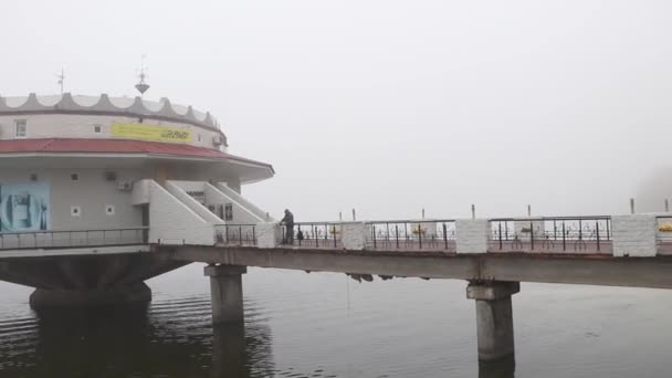 Temprano Nublado Mañana Fondo Los Rascacielos Sus Cimas Disuelven Niebla — Vídeos de Stock