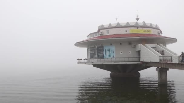清晨的薄雾 在后面 摩天大楼 它们的顶部在雾中溶解了 在前景 一艘大型游轮 水手擦餐厅的窗户 — 图库视频影像