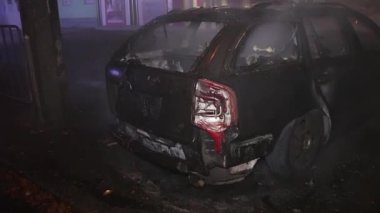 Ukrayna Dnipro Dnepr Polisi, çarpıcı araba kazası sahnesini, hava manzaralı panoramik gökyüzü insansız hava aracı HD 'yi araştırıyor.