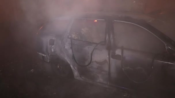 Incendie Une Voiture Sur Ville Homme Rue Essayant Éteindre Incendie — Video