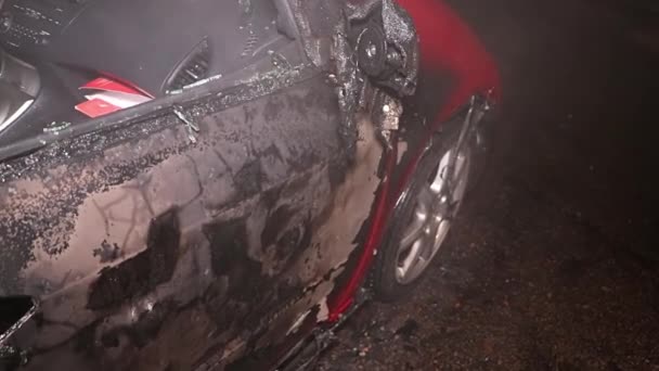 Φωτιά Ενός Αυτοκινήτου Στο Δρόμο Της Πόλης Άνθρωπος Προσπαθεί Σβήσει — Αρχείο Βίντεο