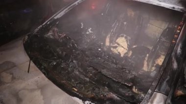 Ukrayna Dnipro Dnepr Polisi, çarpıcı araba kazası sahnesini, hava manzaralı panoramik gökyüzü insansız hava aracı HD 'yi araştırıyor.