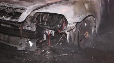 Ukrayna Dnipro Dnepr Polisi, çarpıcı araba kazası sahnesini, hava manzaralı panoramik gökyüzü insansız hava aracı HD 'yi araştırıyor.