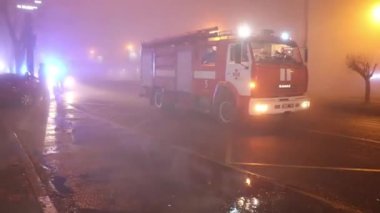 Ukrayna Dnipro Dnepr Polisi, çarpıcı araba kazası sahnesini, hava manzaralı panoramik gökyüzü insansız hava aracı HD 'yi araştırıyor.
