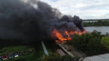 Yanan çatıdan çıkan büyük dumanla yanan sanayi merkezinin hava görüntüsü, insansız hava aracı Wildfire 'ı büyük bir yangın çıkarırken vurdu.