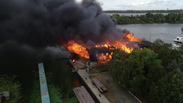 大火后燃烧的工业仓库中心建筑的空中景观 燃烧的屋顶冒着巨大的烟 无人驾驶飞机发射野火烧毁建筑大火 — 图库视频影像