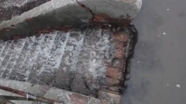 Şiddetli yağmur ve sağanak yağış sırasında sel basmış şehir caddesinde araba trafiği. Felaket seli, sel. Su akışı sokağı sel bastı