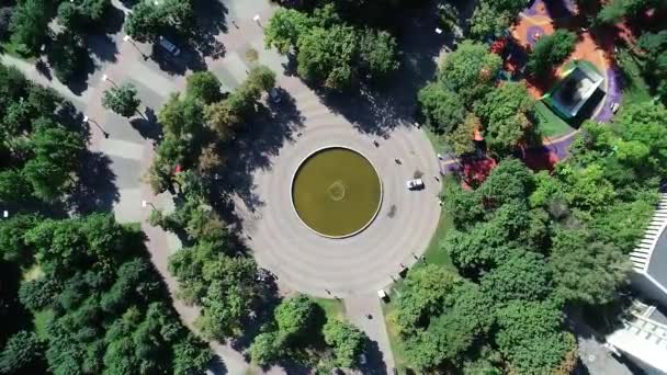 上から公園公園の英雄の上に4K空中飛行 Dnipro Ukraine — ストック動画