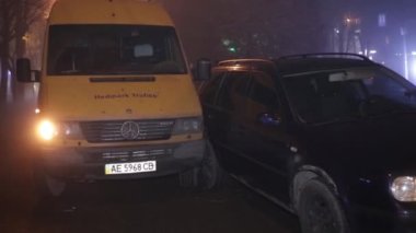 Ukrayna Dnipro Dnepr Polisi, çarpıcı araba kazası sahnesini, hava manzaralı panoramik gökyüzü insansız hava aracı HD 'yi araştırıyor.