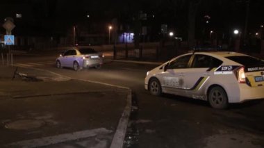 Ukrayna Dnipro Dnepr Polisi Toronto kavşağındaki dramatik araba kazası sahnesini araştırıyor.