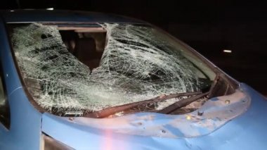 Ukrayna Dnipro Dnepr Polisi Toronto kavşağındaki dramatik araba kazası sahnesini araştırıyor.