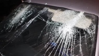 Ukrayna Dnipro Dnepr Polisi Toronto kavşağındaki dramatik araba kazası sahnesini araştırıyor.