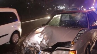 Ukrayna Dnipro Dnepr Polisi Toronto kavşağındaki dramatik araba kazası sahnesini araştırıyor.