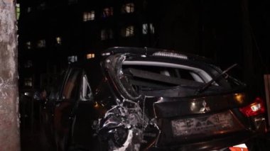 Ukrayna Dnipro Dnepr Polisi Toronto kavşağındaki dramatik araba kazası sahnesini araştırıyor.