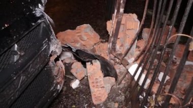 Ukrayna Dnipro Dnepr Polisi Toronto kavşağındaki dramatik araba kazası sahnesini araştırıyor.