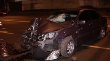 Ukrayna Dnipro Dnepr Polisi Toronto kavşağındaki dramatik araba kazası sahnesini araştırıyor.