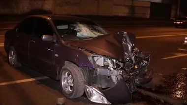 Ukrayna Dnipro Dnepr Polisi Toronto kavşağındaki dramatik araba kazası sahnesini araştırıyor.