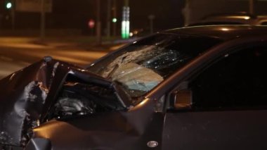 Ukrayna Dnipro Dnepr Polisi Toronto kavşağındaki dramatik araba kazası sahnesini araştırıyor.