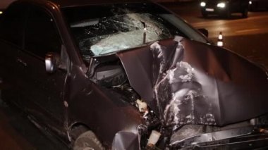 Ukrayna Dnipro Dnepr Polisi Toronto kavşağındaki dramatik araba kazası sahnesini araştırıyor.