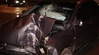 Ukrayna Dnipro Dnepr Polisi Toronto kavşağındaki dramatik araba kazası sahnesini araştırıyor.