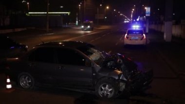 Ukrayna Dnipro Dnepr Polisi Toronto kavşağındaki dramatik araba kazası sahnesini araştırıyor.