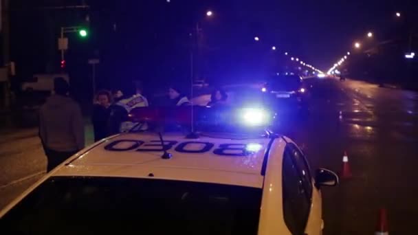 ウクライナDnipro Dnepr警察は トロント交差点の劇的な致命的な車の事故現場を調査します空中トップビューパノラマスカイフライドローンコプターHd — ストック動画