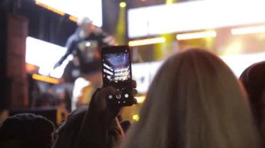 Konser partisinde cep telefonuyla video ve fotoğraf çeken insanlar Ukrayna Dnepr Dnipro festivalinde kalabalıklar